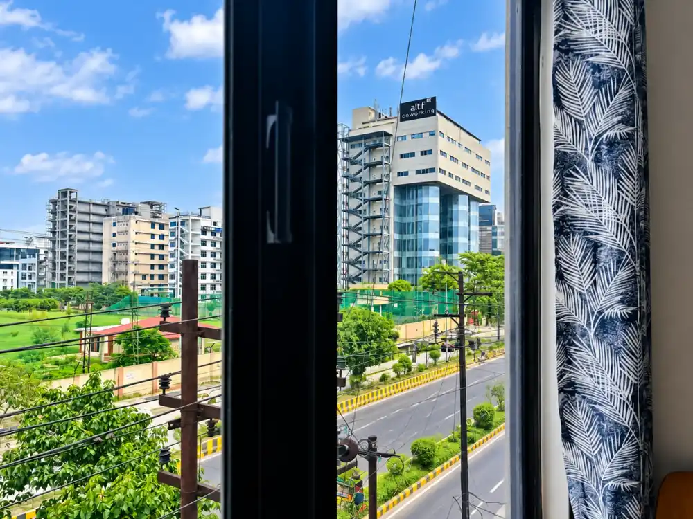 गेस्ट रूम की खिड़की से सेक्टर 62 नोएडा का दृश्य